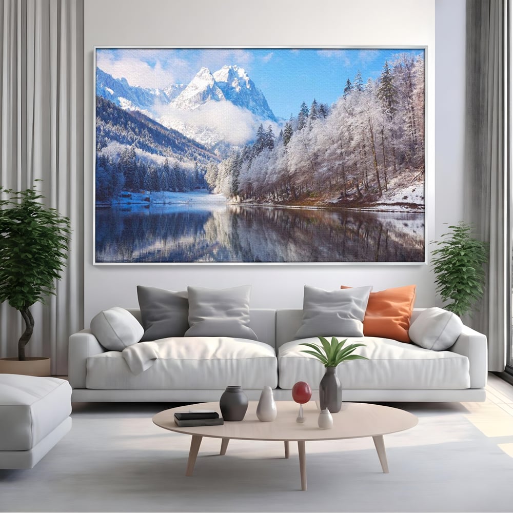 Tablou canvas cu tablou canvas cu peisaj montan iarna, in rama de aluminiu argintiu, pe perete intr-un living